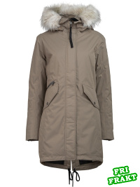 8848 Jinny w parka, fallen rock