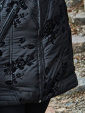 Jacka med sammets-rosor, svart