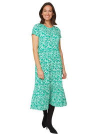 Prisvärd klänning i modegrönt