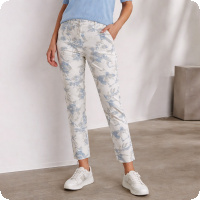 LauRie Taylor �r en v�ra nya favoritbyxor! Det �r dels beror det p� den h�rliga kvaliteten som n�stan har lite sidenk�nsla och dels p� den utm�rkta passformen. Taylor �r sydd i Emma-modell, vilket inneb�r att den har bred inf�lld midjeres�r, sl�t front, h�llor och fickor. Byxan g�r sk�nt upp i midjan och sitter otroligt behagligt p�!  Hos Joolin finns LauRie Taylor i m�nga olika f�rger (och olika benl�ngder). V�lkommen in i webbutiken!