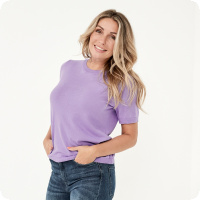 V�ren �r h�r! Njut av en h�rlig t-shirt/top i h�rlig f�rg tillverkad hos Skovhuus. Finns i lager och skickas snabbt till dig! Denna t-shirt �r stickad med ett fint garn, som ger dig en l�tt och behaglig topp f�r de varmare dagarna. Eftersom tr�jan �r tunn, men inte genomskinlig, s� passar den riktigt bra att anv�nda under en kofta eller l�tt jacka. 