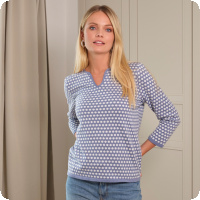 Denna tr�ja fr�n danska Skovhuus �r stickad i bomull/akryl som �r en mycket bra kvalitet, l�ttsk�tt, formfast och mycket sk�n mot kroppen. Trevlig V-halsringning och �rmen �r 7/8-dels. Tr�jan finns b�de i svartvit och indigobl�. 