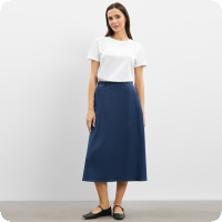 LauRie Asta �r en l�ng kjol med ett stilrent utseende. Den har designats av danska LauRie (k�nda f�r sina n�stan magiskt sk�na byxor) och har kjolen har elastisk midja med h�llor f�r b�lte och sned ficka.