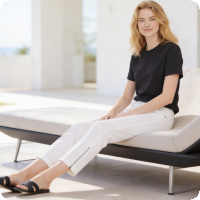 LauRie Piper-byxan �r helt otroligt uppskattad! Den �r precis som Mirakelbyxan en s� kallad dra-p�-modell och helt perfekt! Finns i m�nga f�rger, exempelvis den h�r  vackert vitt. N�r vi provar av byxan �r den s� behaglig att vi bara m�ste k�pa ett par till oss sj�lva. Storleken finner vi helt ordin�r och vi tycker benvidden �r b�de lagom och snygg!