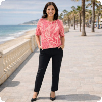 V�rnyhet! Rosa-r�d top designad hos danska Sunday f�r bara 499 kr! Toppen har en lite l�ngre kort-�rm och rund hals och l�ngden fr�n nacke till avslut �r cirka 62 cm. Denna top ing�r i en serie kombinationsplagg i b�de rosar�d, marin och khaki, d�r b�de matchande enf�rgad kjol och shorts finns att k�pa.