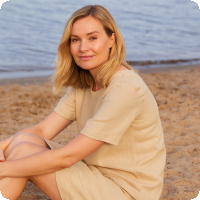 Redo f�r v�rv�rmen! Snygg linnekl�nning i fickor, finns �ven i svart. Mycket trevlig och omtyckt modell med trekvarts�rm, figursmickrande fronts�mmar och med fickor. Dekorknappar i nacken.