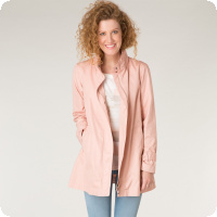 Detta �r en b�de snygg, annorlunda och prisv�rd jacka - perfekt nu n�r solen kommit fram!  Jackan �r vind- och vattenavvisande och har en huva inf�lld i kragen. Jackan har en snygg A-form som ger dig en vacker och kvinnlig siluett.