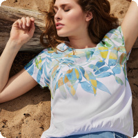 Superfr�sch top fr�n danska Sunday sydd i ren viscose. Viscose �r en naturfiber, och �r mycket sk�n mot kroppen. T�nk s� snyggt det blir med en vit byxa till! 