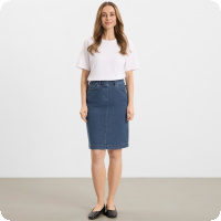 LauRie �r v�lk�nda f�r sina sm�tt magiskt sk�na byxor, men LauRie tillverkar �ven kjolar. H�r en 5-fickskjol med klassiska framfickor, en enkel myntficka och klassiska bakfickor. Elastisk midja och fejkad gylf framtill i mitten. Magiskt sk�n! N�r du best�ller den hos Joolin skickas den med fri frakt till dig!