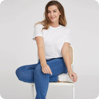 En byxa som ofta ligger h�gt upp p� v�r f�rs�ljnings-top-lista �r LauRie Kelly denim-byxa, en n�stan magiskt sk�n jeansbyxa i Emma-modell med inf�lld midjeres�r. Byxan har fickor fram och h�llor, stretchig i sk�n bomullskvalitet.  Vi har �ven m�nga andra varianter av LauRie Kelly-byxan, du hittar de i webbutiken