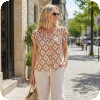 Ge din garderob en ny favorit med denna eleganta blus designad hos Signature. Det mjuka m�nstret i varma beige och vita toner skapar en modern och feminin look som passar perfekt under sommarens alla tillf�llen. Den l�tta och luftiga designen g�r blusen till ett sj�lvklart val n�r du vill k�nna dig b�de bekv�m och stilfull.  Signature erbjuder kl�der som kombinerar kvalitet, komfort och trendig design � och denna blus �r inget undantag. Perfekt f�r varma dagar, semestern eller sommarens middagar med v�nner och familj. I v�r webbutik finns ett stort sortiment med kl�der som skickas snabbt till dig!