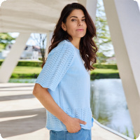 Dr�m dig bort i denna himmelsbl� stickade tr�ja � s�songens absoluta favorit! 💙 Med sitt mjuka pastellbl� material och de vackra h�lstickade detaljerna p� �rmarna och nederkanten kombinerar denna tr�ja feminin elegans med avslappnad komfort. Den l�tta A-linjeformade silhuetten faller vackert �ver kroppen och passar alla kroppsformer.
