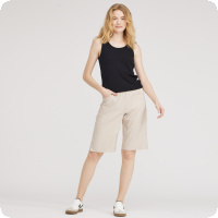 Sk�nt i sommarv�rme - cityshorts i modellen Donna tillverkade hos danska LauRie (v�lk�nda f�r sina n�stan magiskt sk�na dambyxor). Donna-shorts har l�s passform, allts� en l�tt och luftig modell. Detta kombineras med elastisk linning, runda framfickor och b�ltesh�llor.  Hos Joolin finns den i flera f�rger och skickas snabbt med fri frakt till dig!