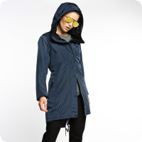 REA: 8848 Altitude Zurich woman parka indigo kostar nu bara 695 kr (ord.pris 1595kr)! Detta �r en skaljacka som funkar perfekt hela sommar och en bra bit in p� h�sten!  Zurich W designad hos 8848 Altitude �r vind- och vattent�t damjacka med feminin, l�ng passform, modern design och glansigt material. Dragsko i midjan f�r en justerbar silhuett samt l�ngre baksida med dragsko i nederkant. F�rformade �rmar f�r en naturlig passform.